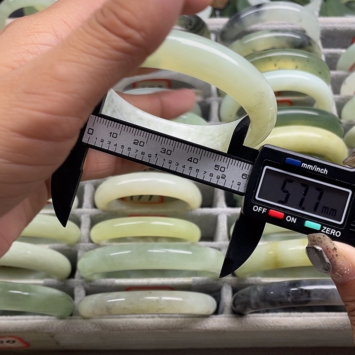 蛇纹石玉未镶嵌手镯191