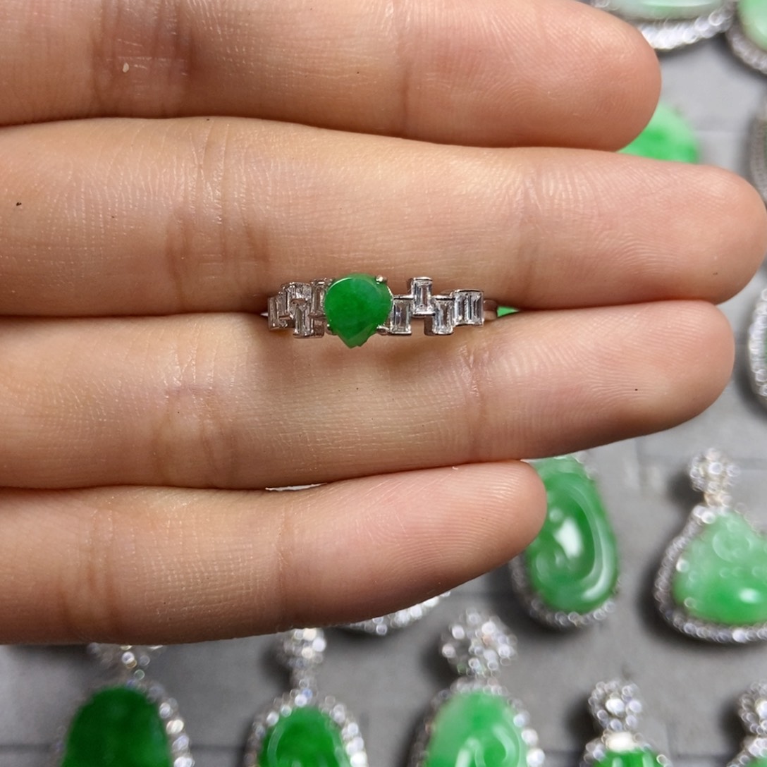 翡翠戒指未镶嵌爱心