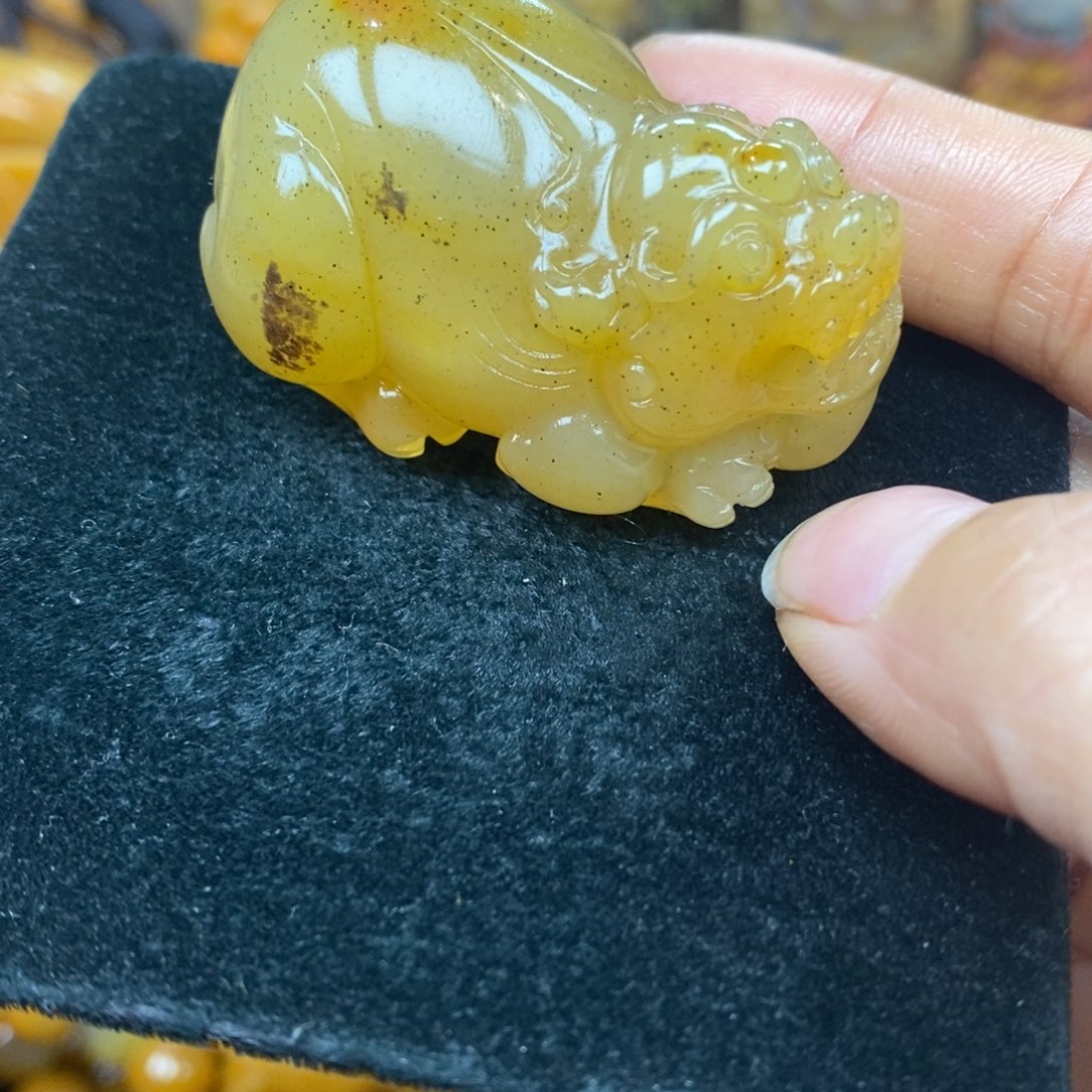 未镶嵌石英质玉（黄龙玉）颈饰