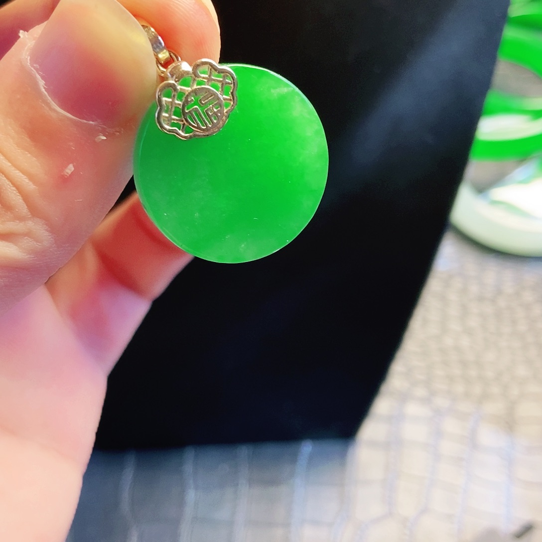 翡翠18K金镶嵌颈饰吊坠