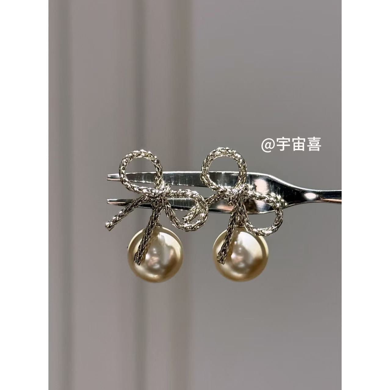 铜合金仿珍珠耳饰 I2-084【浅金色前后打结蝴蝶结坠贝珠耳钉】