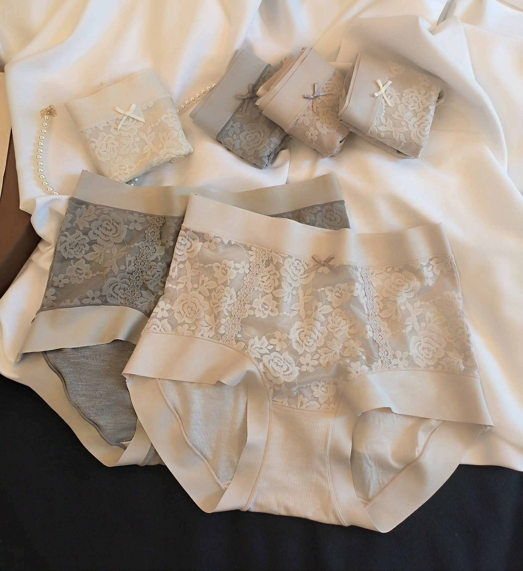 女性感蕾丝中腰无痕薄款桑蚕丝裆纯欲风三角内裤