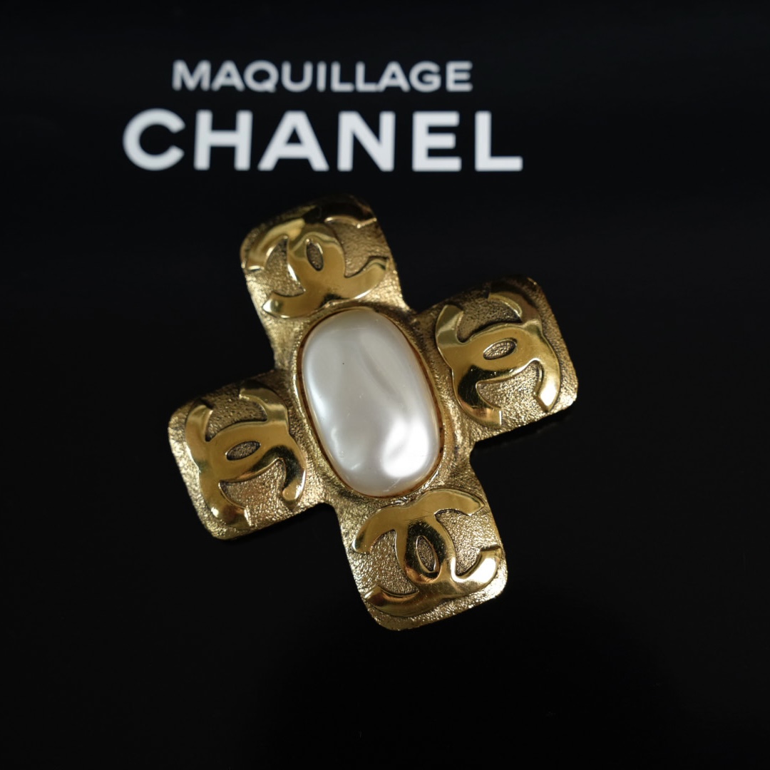 Chanel 珍珠十字双C胸针