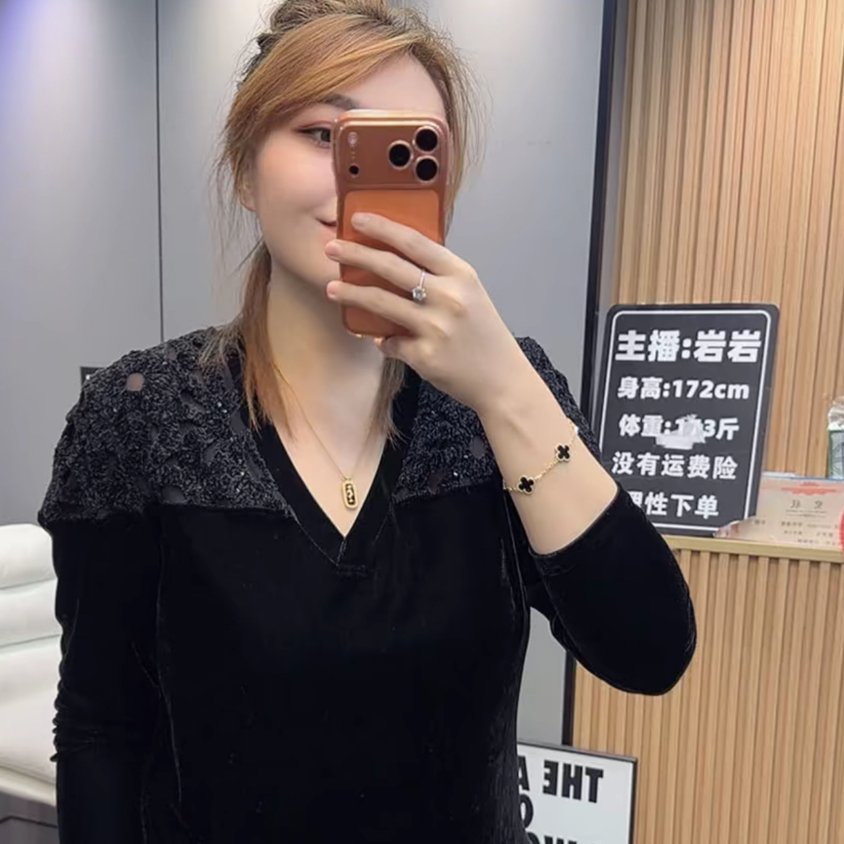 2327丝绒镂空女上衣