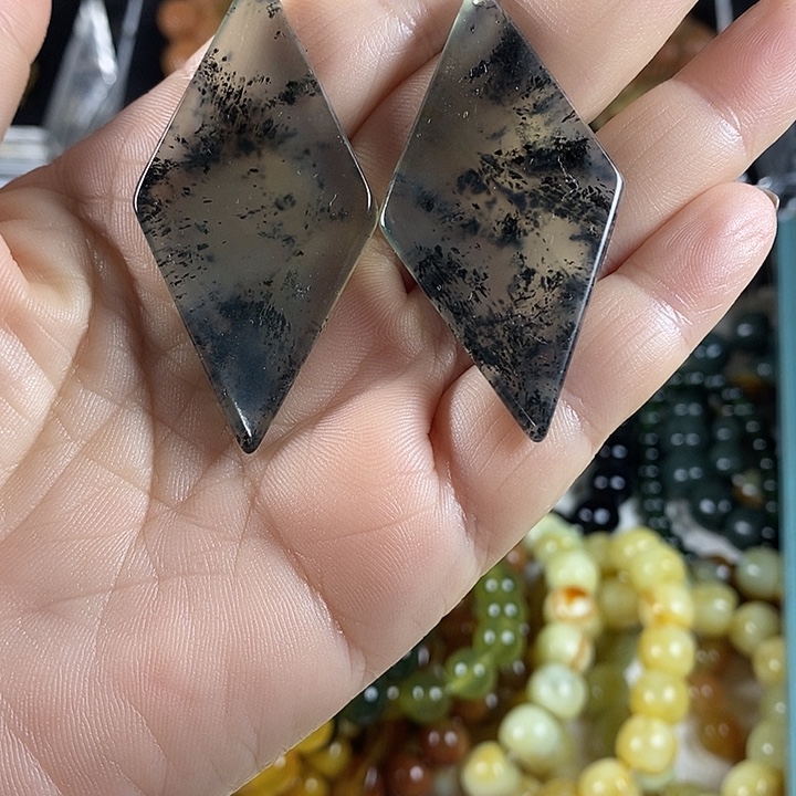 蛇纹石玉未镶嵌耳坠