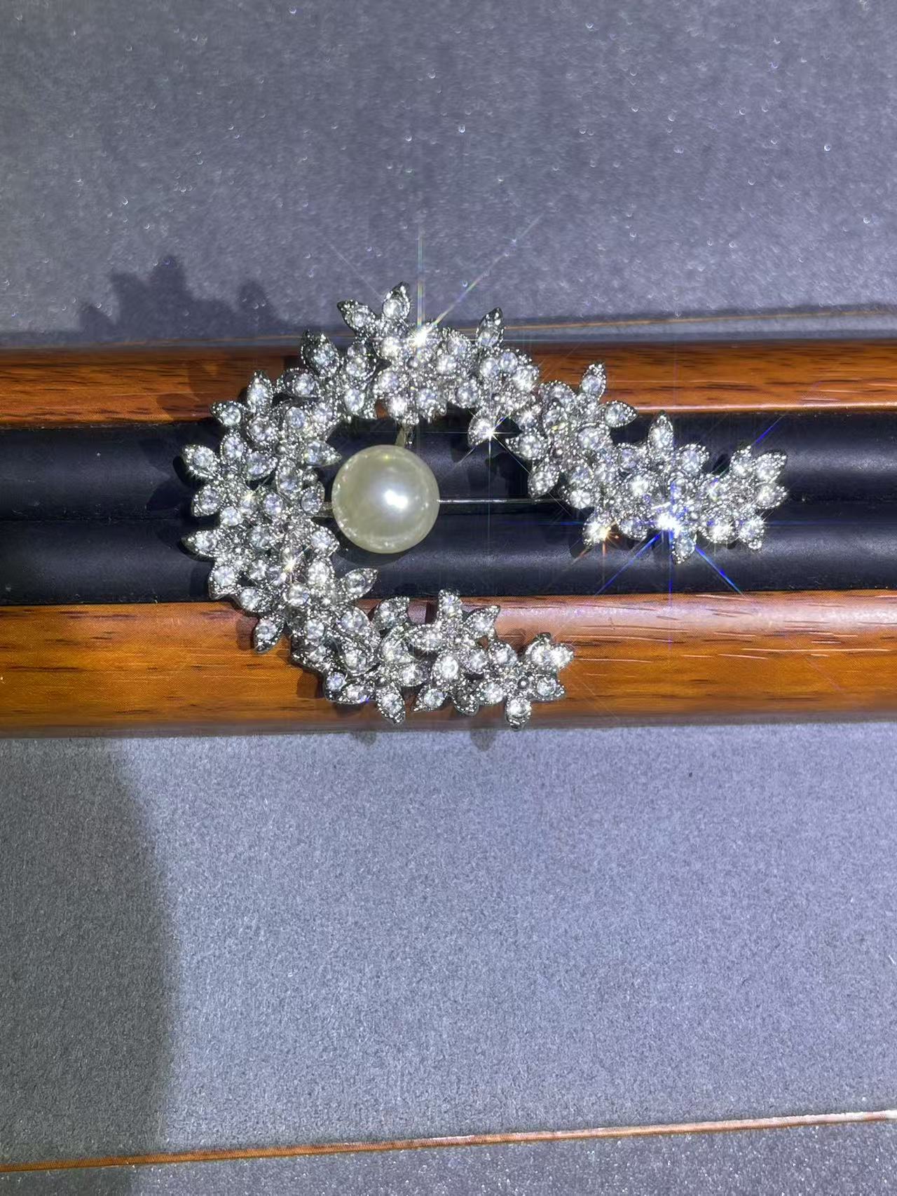 a3170白色满镶 胸针多样发