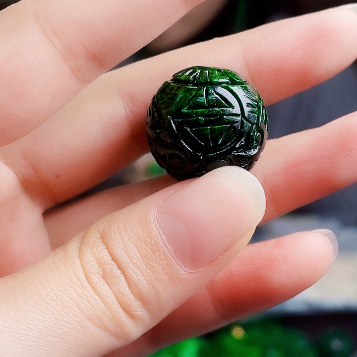 翡翠未镶嵌颈饰多样性