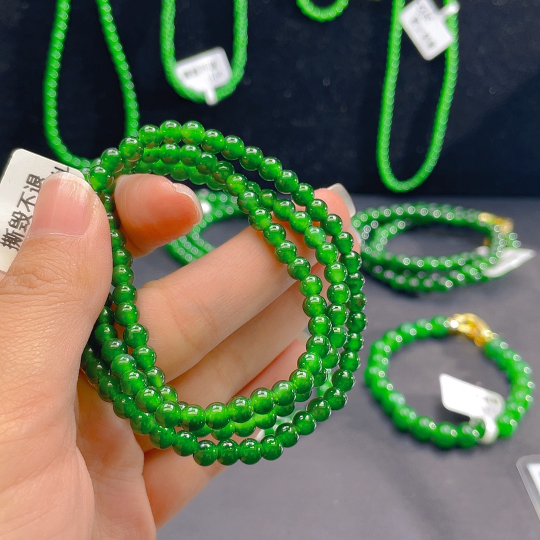 翡翠未镶嵌颈饰    