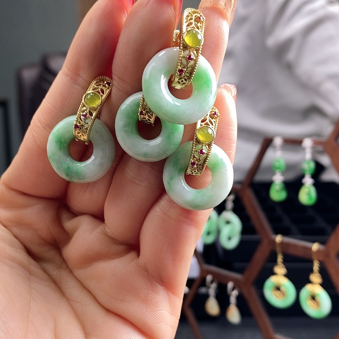 翡翠耳饰未镶嵌多样发其一