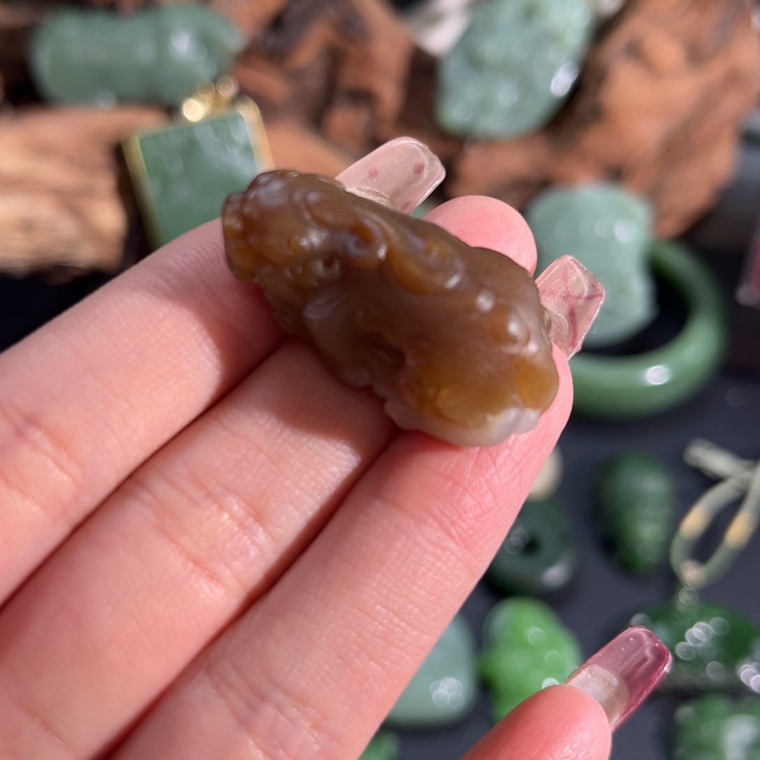 和田玉颈饰未镶嵌且末糖貔貅定制