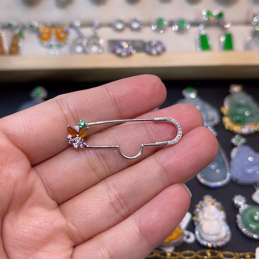 翡翠18K金镶嵌颈饰别针