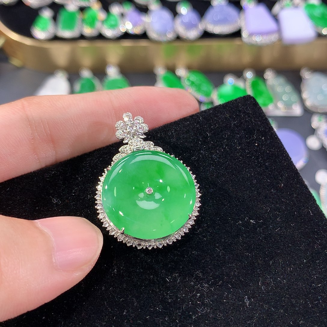 翡翠18K金镶嵌颈饰