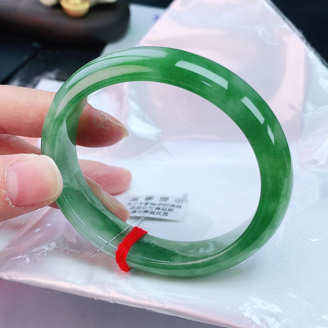 翡翠手镯未镶嵌56贵