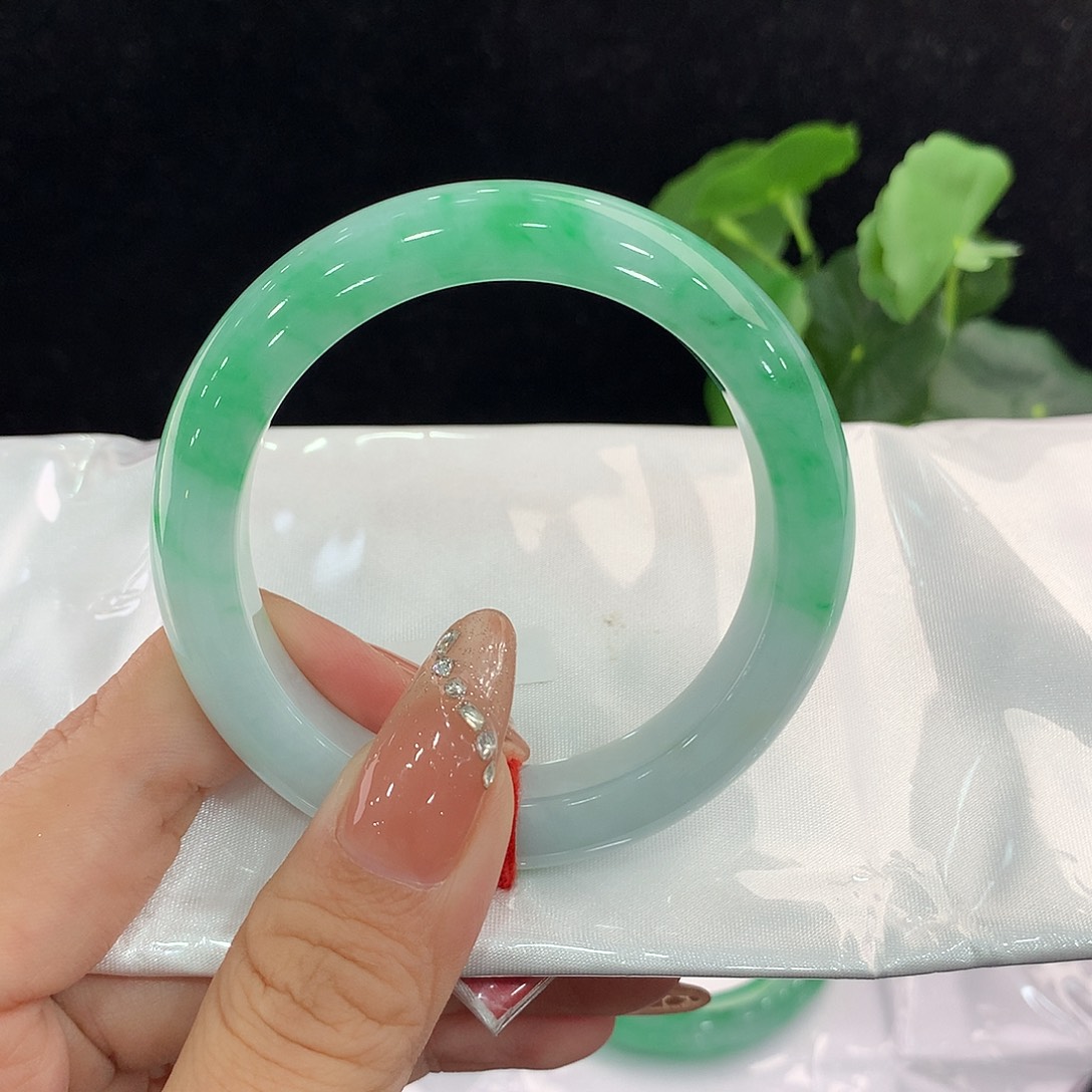 翡翠手镯未镶嵌正52