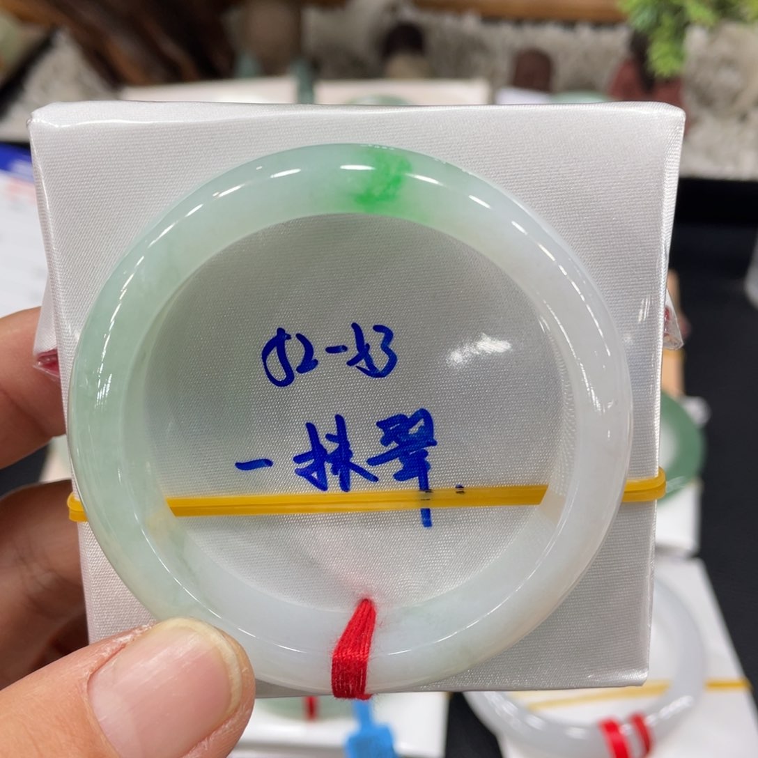 翡翠手镯未镶嵌翡翠