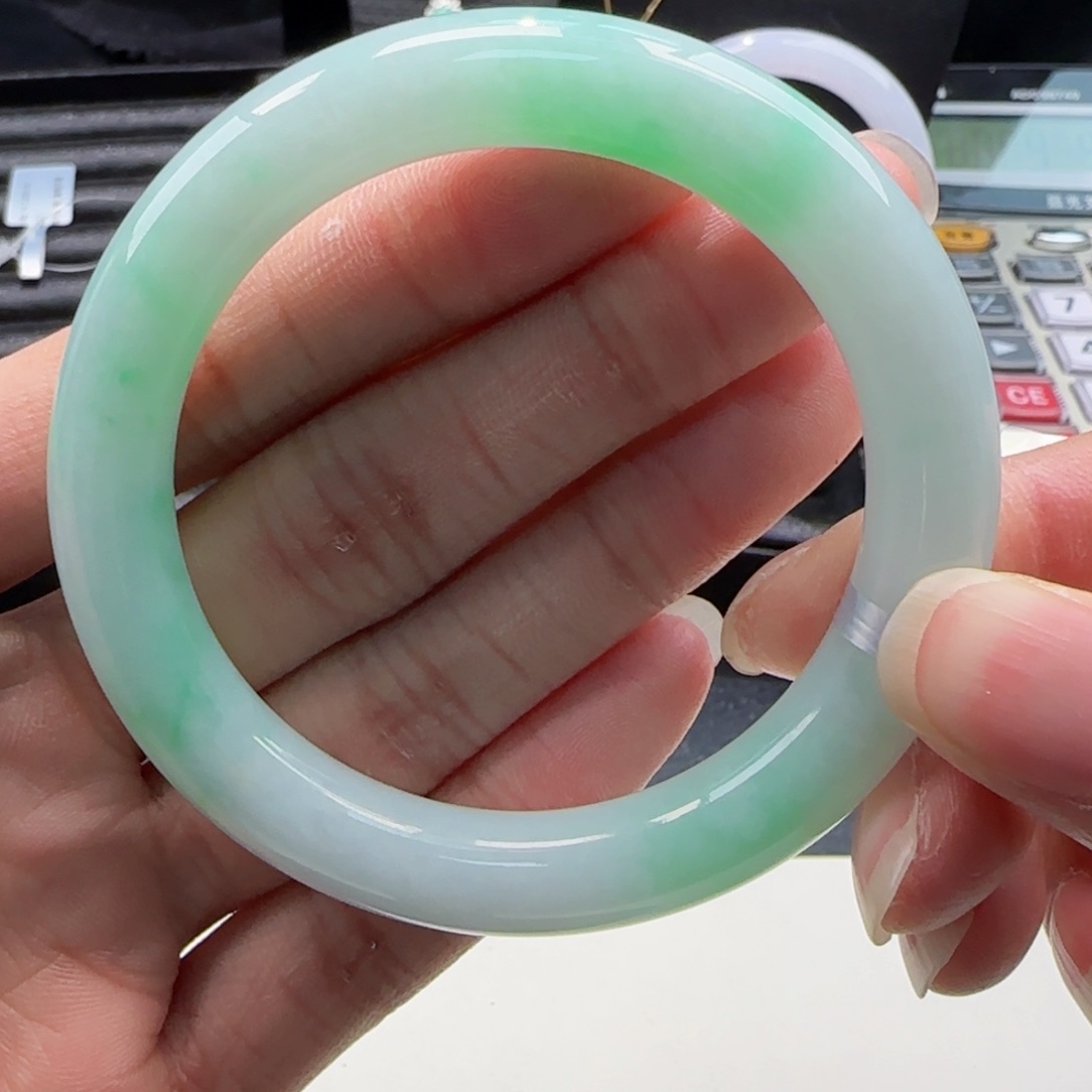 翡翠手镯未镶嵌翡翠手镯