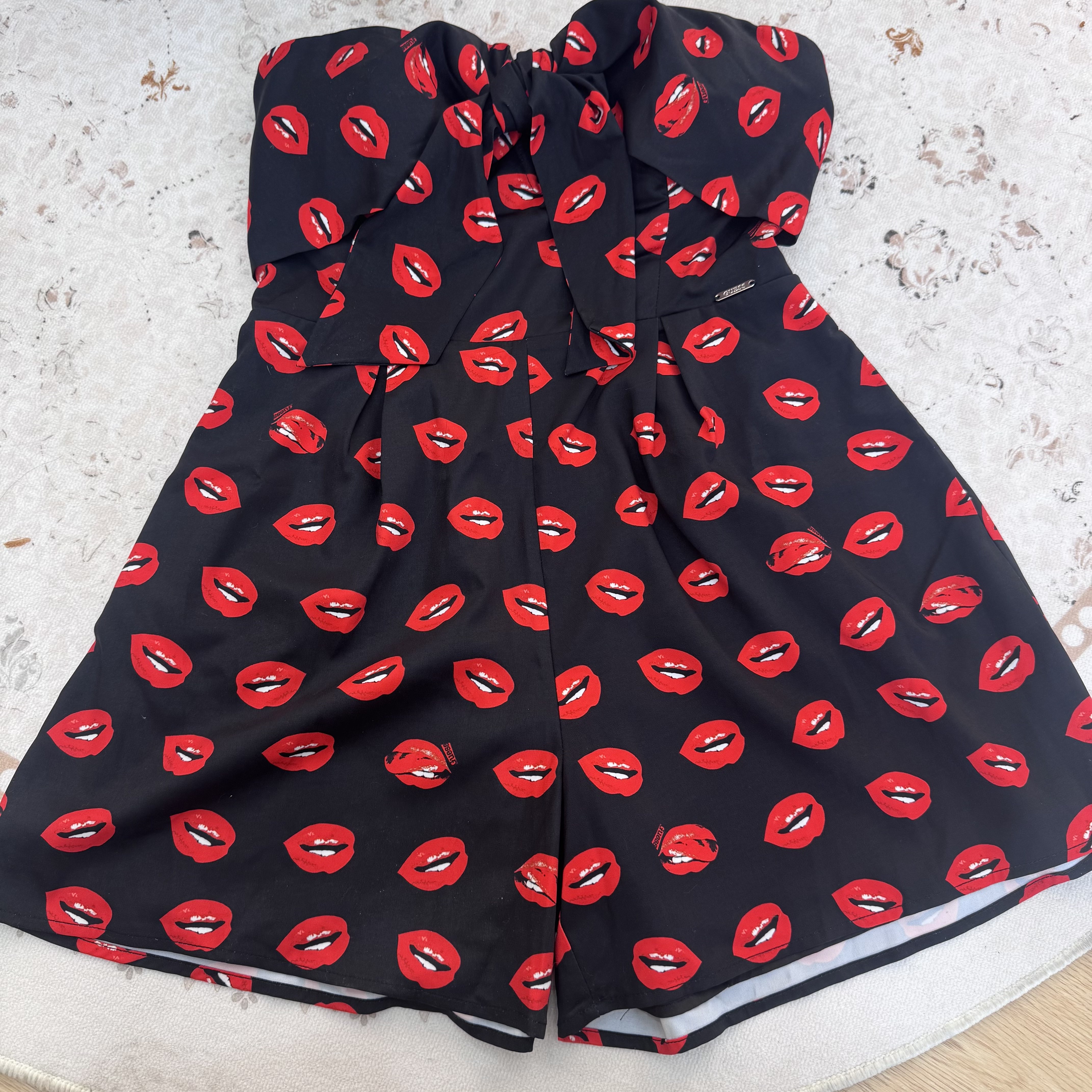 GUESS 女士 满印红唇时尚抹胸连衣裙-W0GK22WCTL0