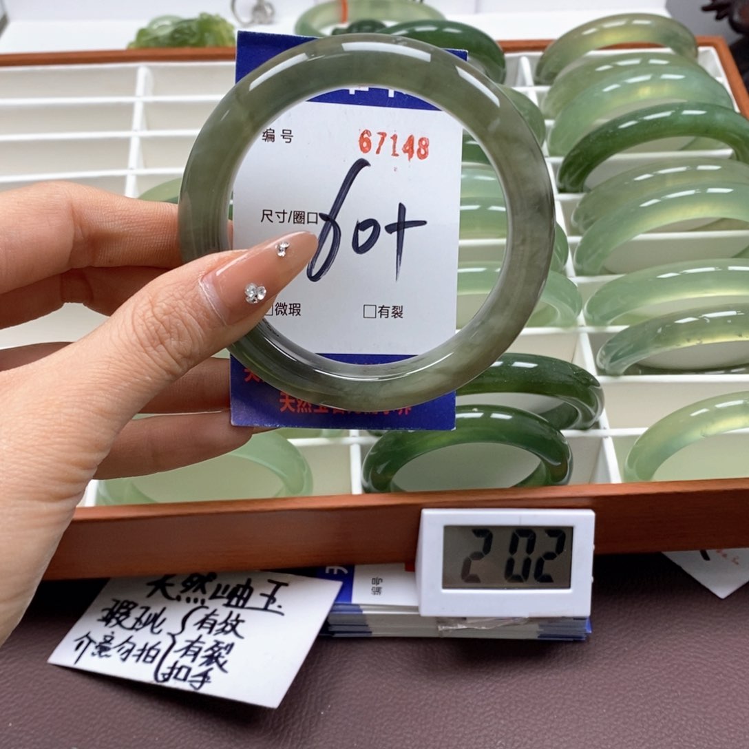 蛇纹石玉手镯未镶嵌