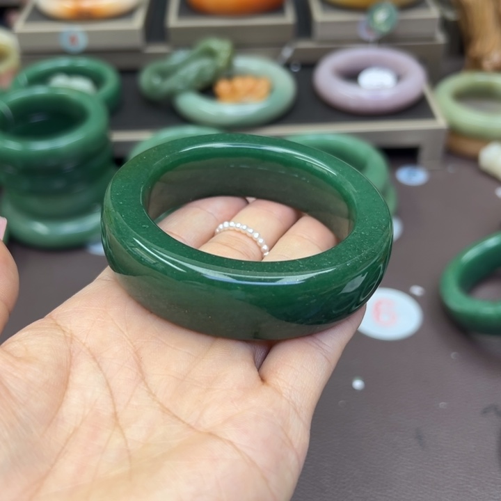 石英质玉手镯未镶嵌一****。