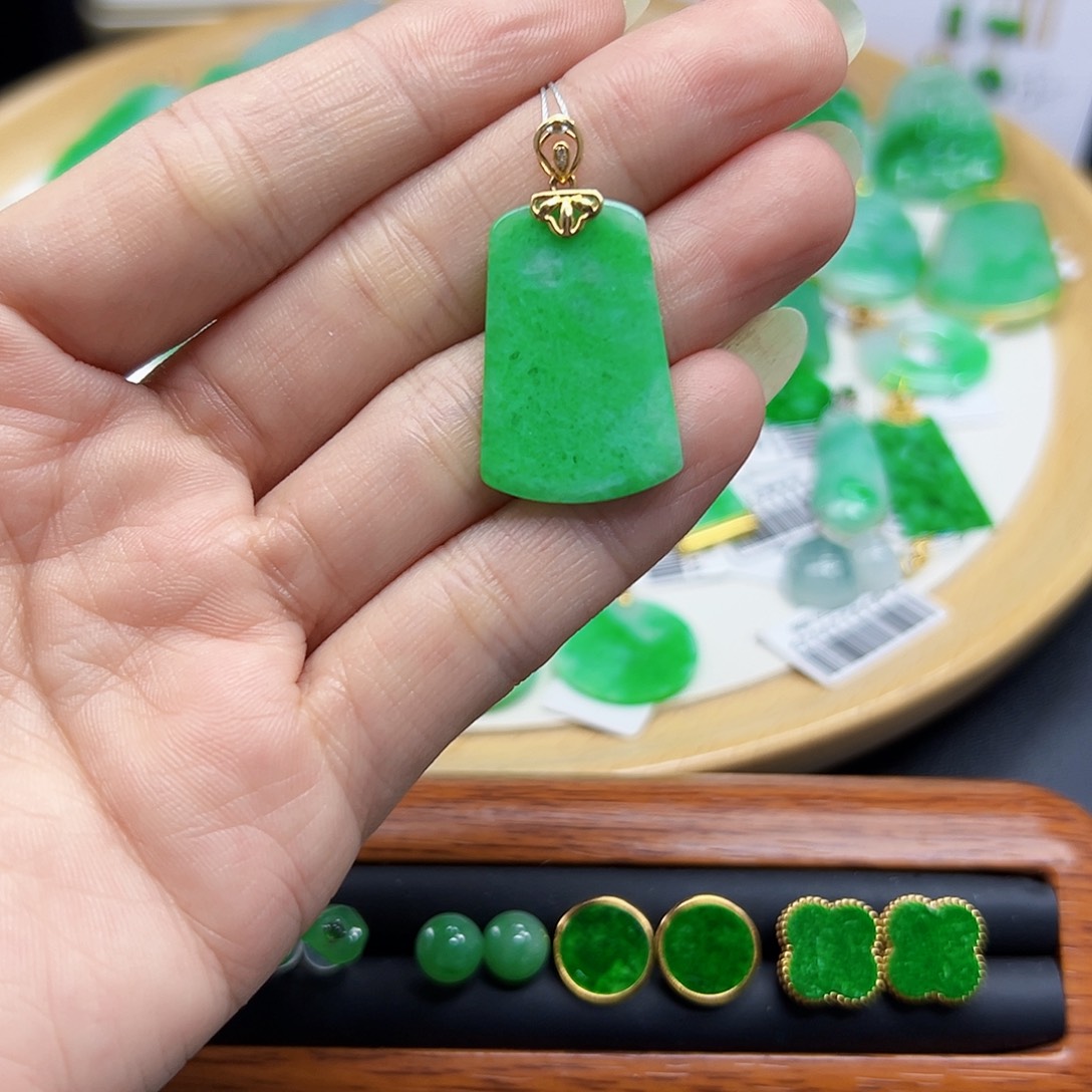 翡翠颈饰18K金镶嵌天然缅料A货一件