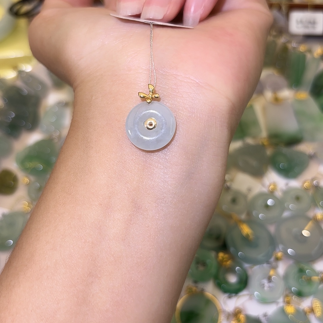 x***.翡翠18K金镶嵌颈饰平安扣