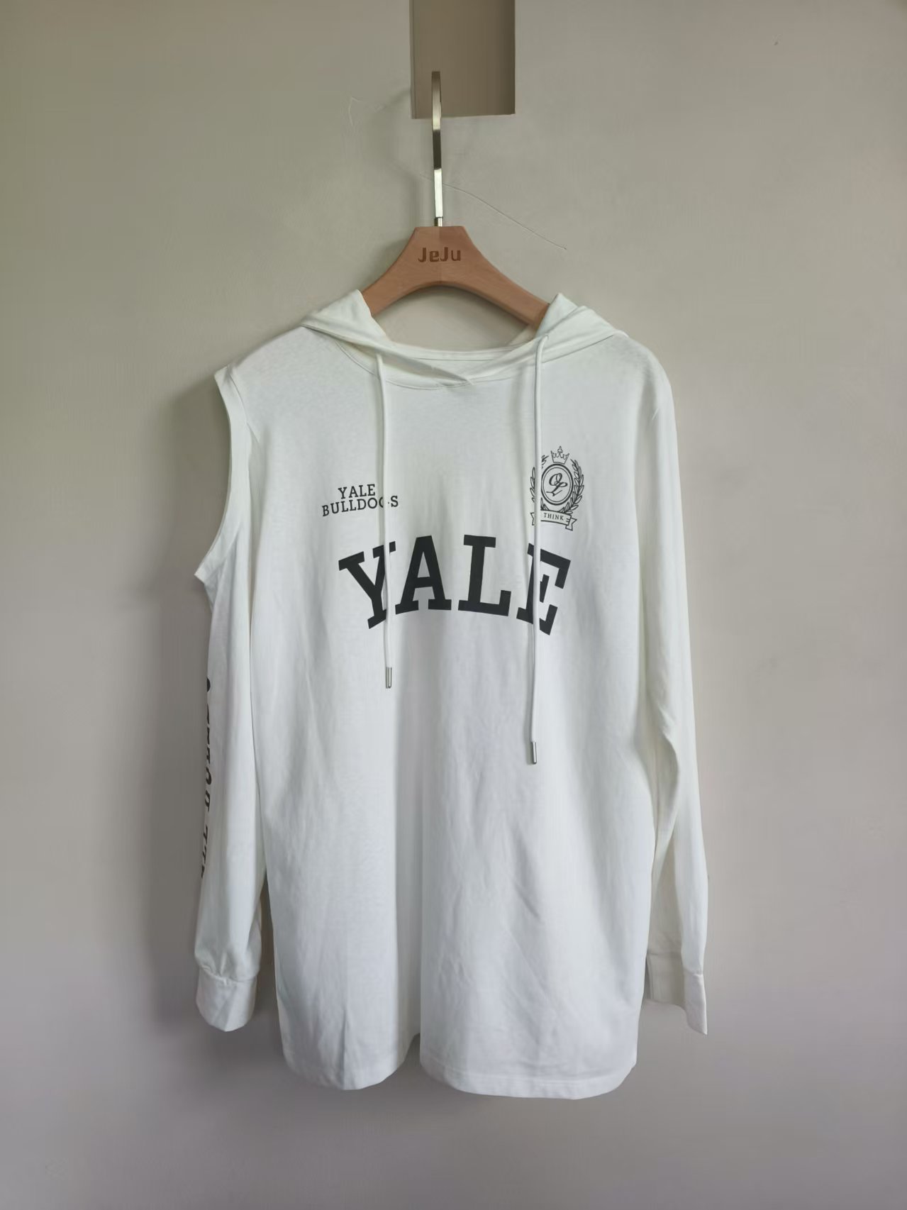 【济州岛】设计感露肩连帽印花长袖