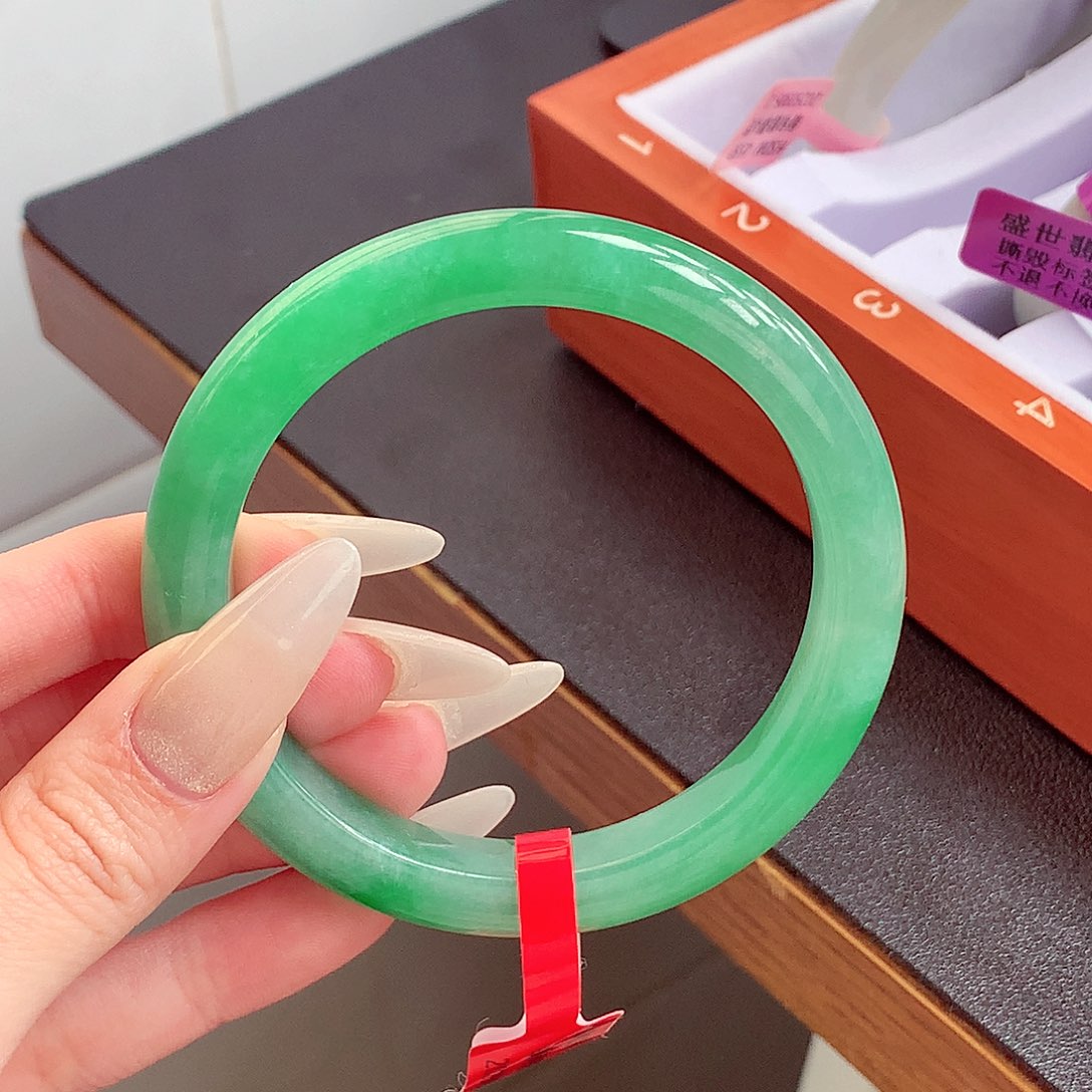 翡翠手镯未镶嵌翡翠手镯