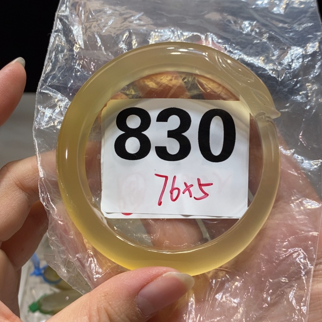 踢***肥玛瑙/玉髓未镶嵌手镯