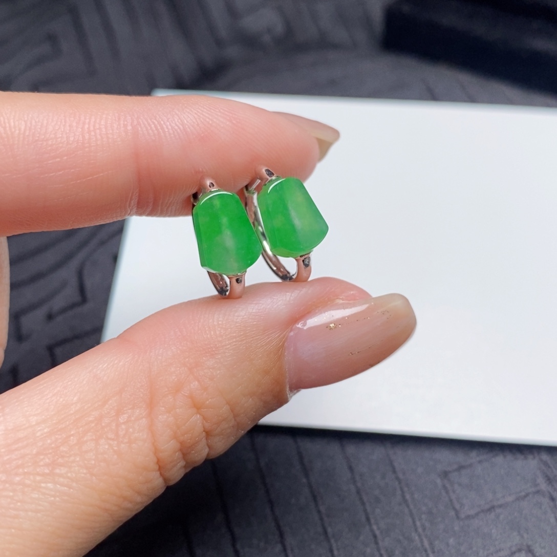 翡翠18K金镶嵌耳饰小