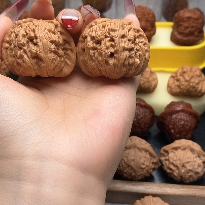 文玩核桃吊坠边43肚45球白。18号