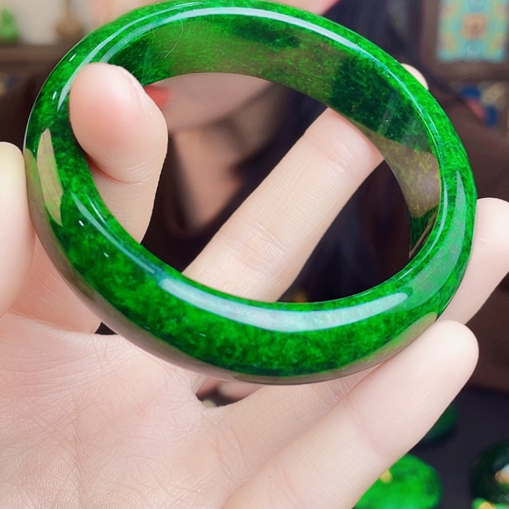 翡翠未镶嵌颈饰多样性