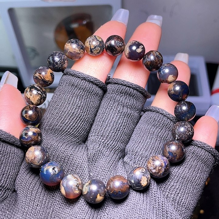 琥珀裸石未镶嵌？