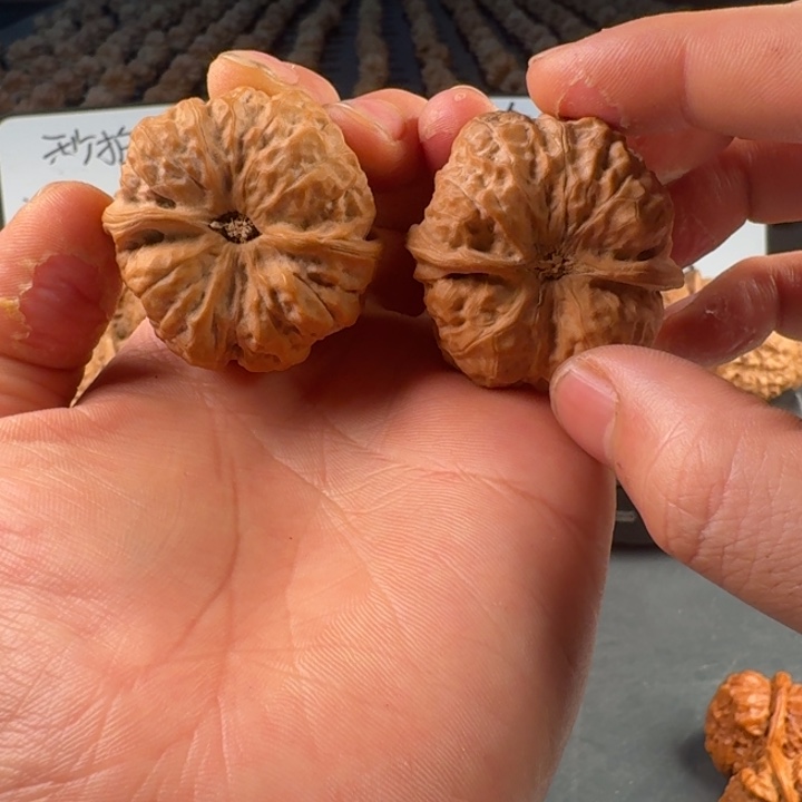 俩***儿文玩核桃吊坠蛤蟆的眼睛是真的好看啊