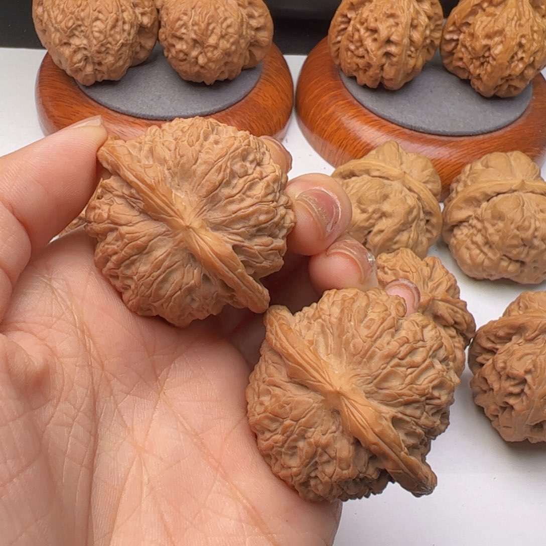 文玩核桃吊坠血麒麟42
