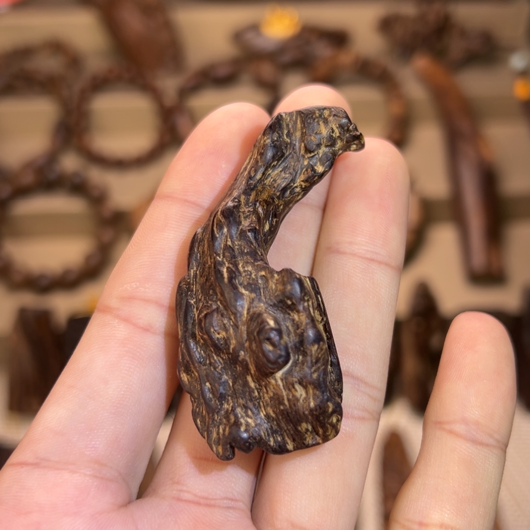 沉香吊坠达拉干虫漏9.63克