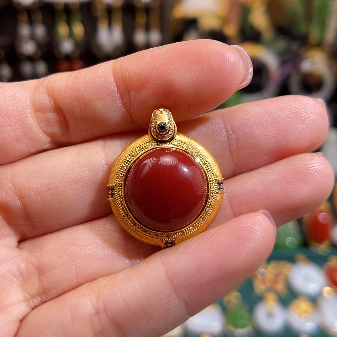 南红玛瑙挂件18K金镶嵌玥*?