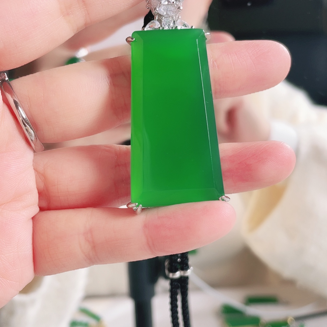 卢***玛瑙/玉髓合金戒指