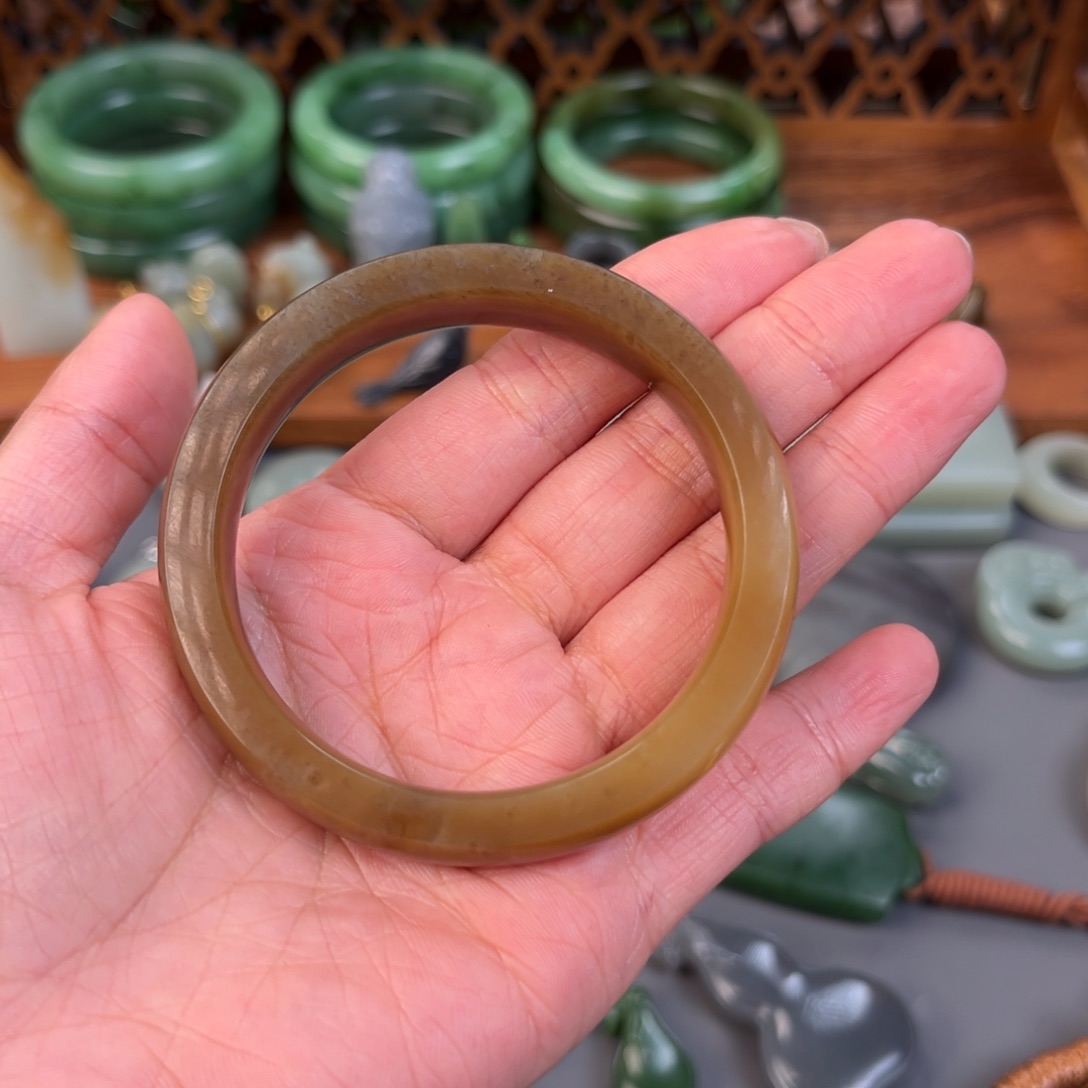 菲***墨和田玉（糖玉）未镶嵌颈饰