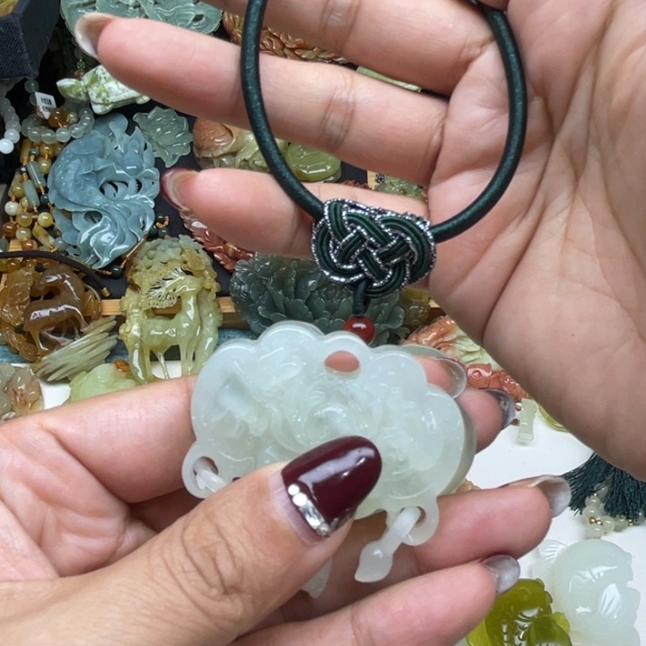 性***螂蛇纹石玉未镶嵌颈饰