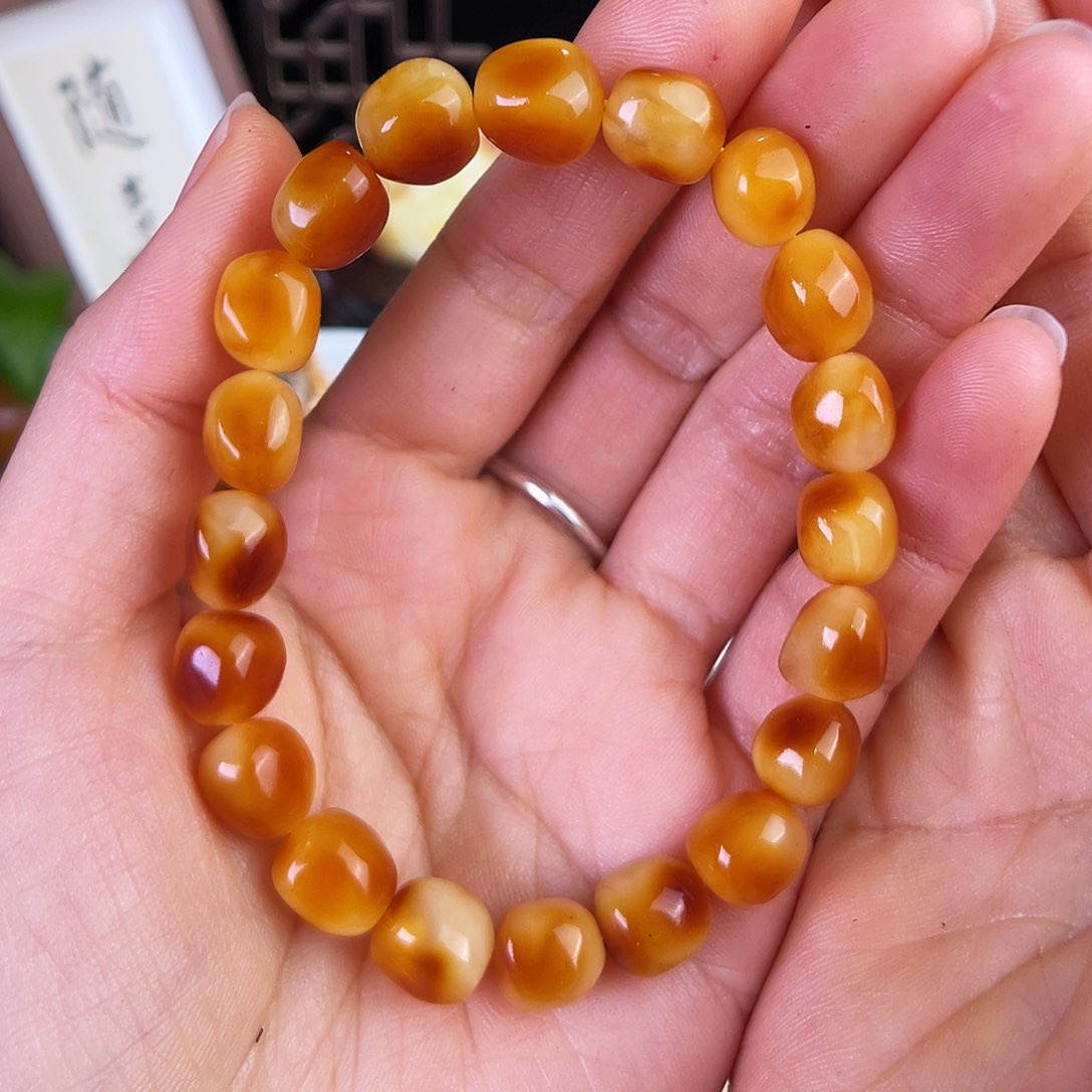 琥珀珠宝奇石未镶嵌。