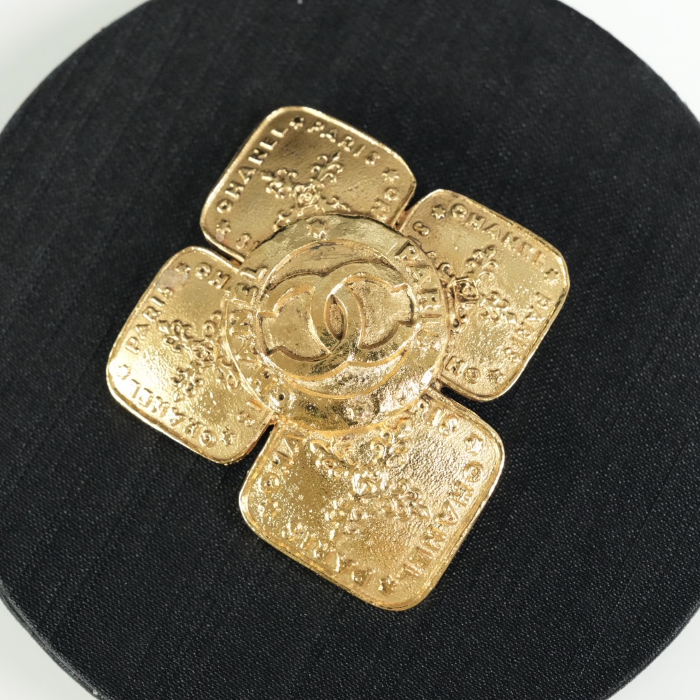 Chanel 浮雕四叶草中古胸针