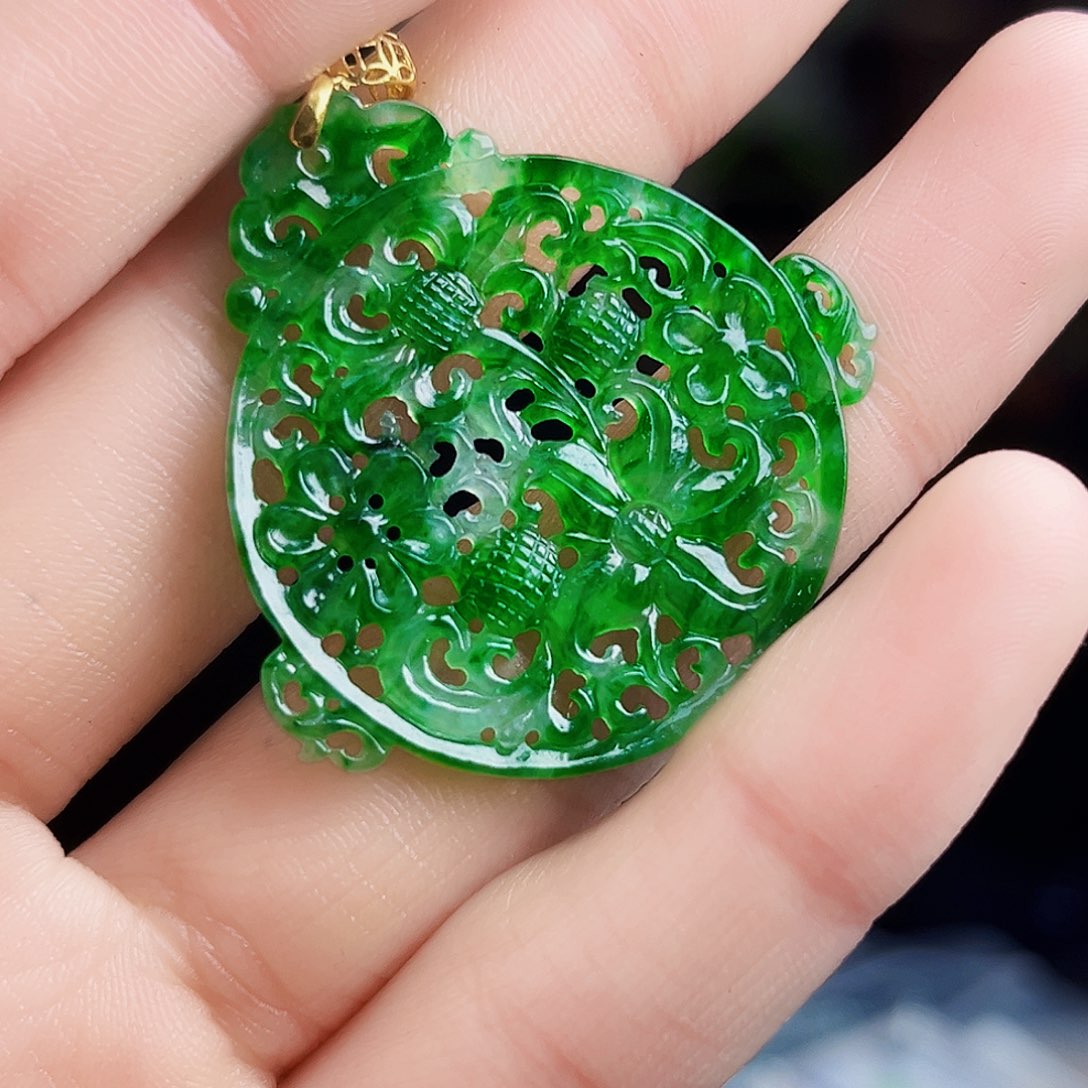 颈饰18K金镶嵌翡翠多样性