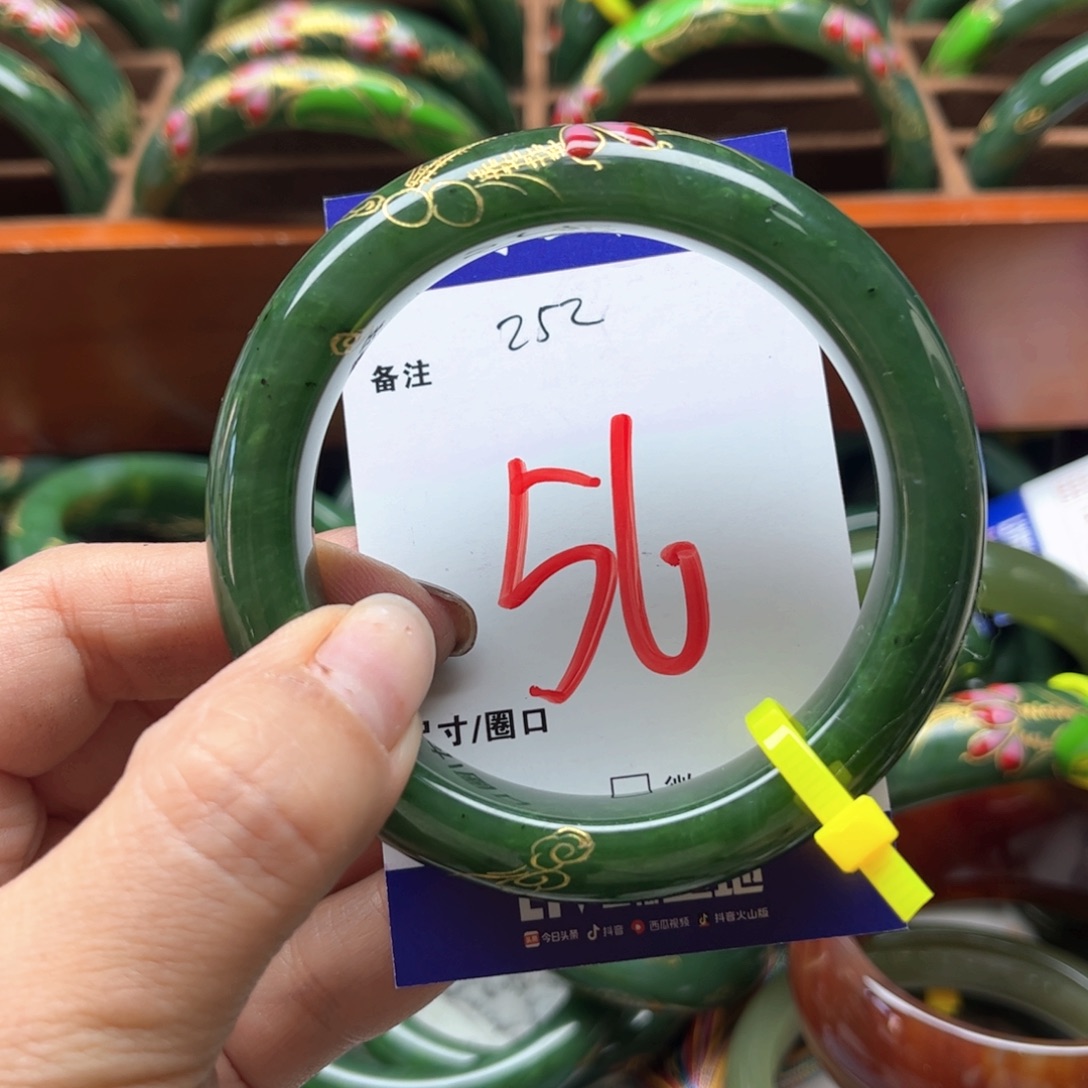 年***奶和田玉未镶嵌手镯