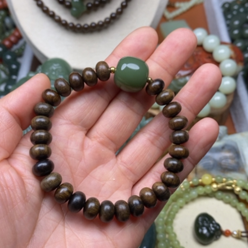 【闪购商品】未镶嵌岫岩老玉（透闪石质玉）挂件轻**月