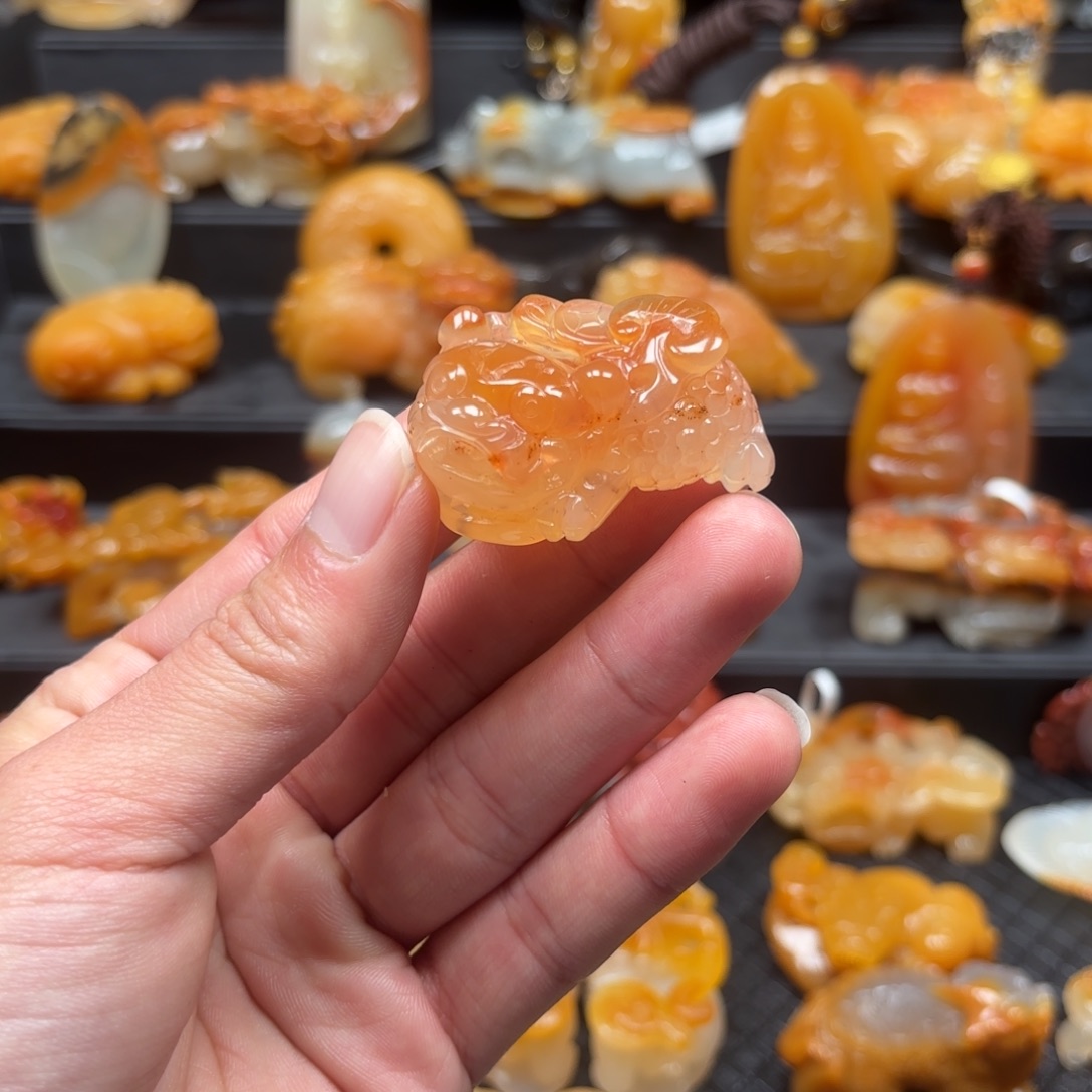 石英质玉（黄龙玉）未镶嵌颈饰