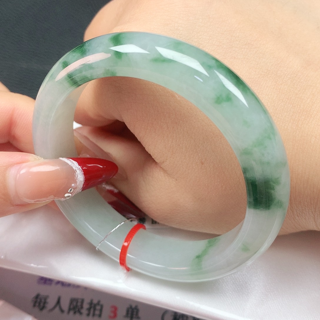 翡翠手镯未镶嵌56圈