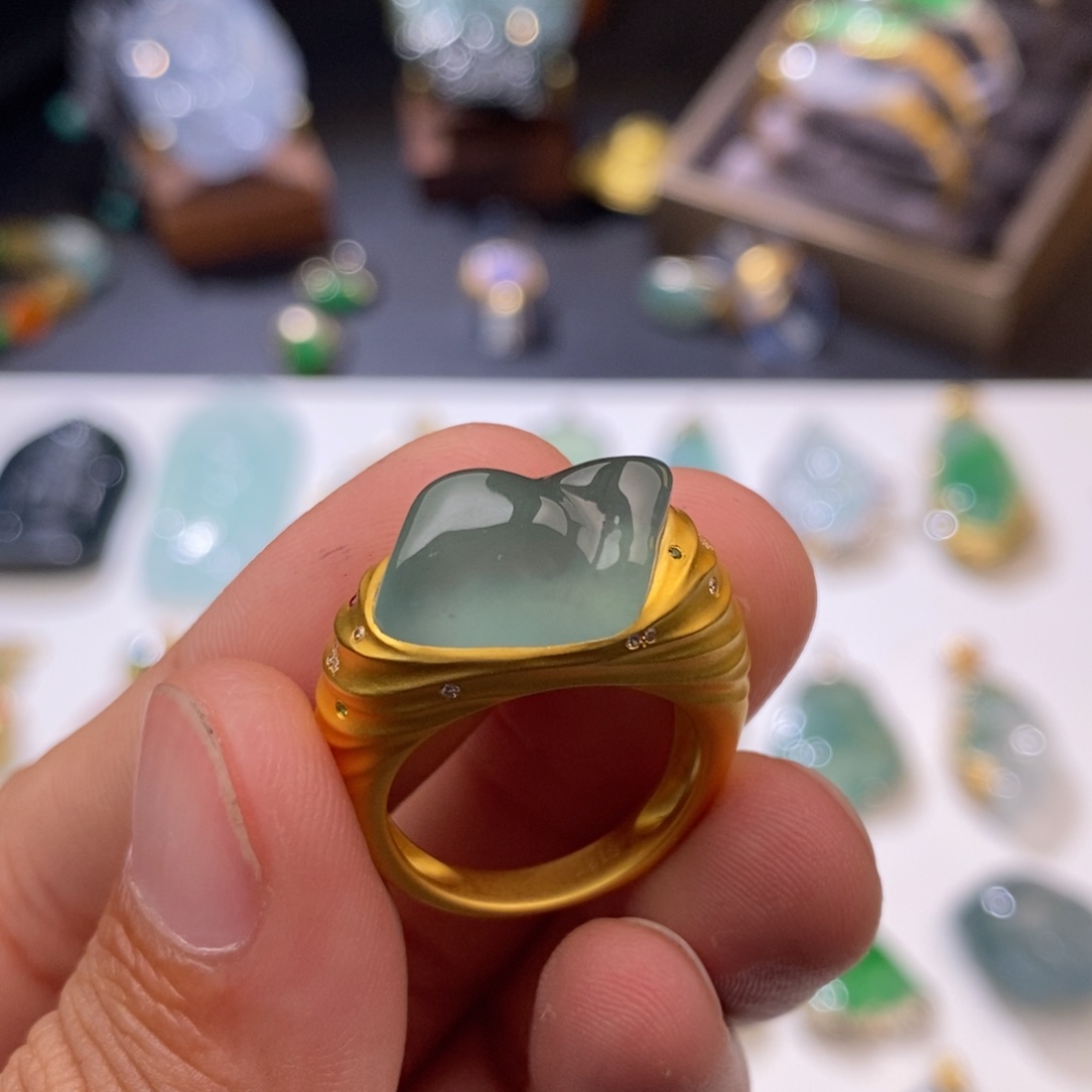 翡翠颈饰18K金镶嵌天空蓝随形山海戒