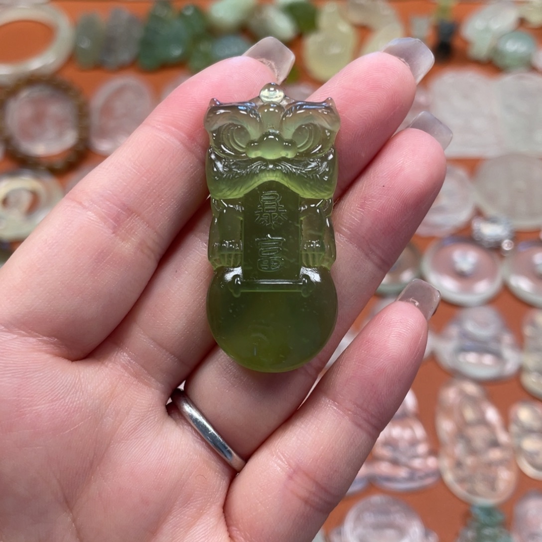 蛇纹石玉未镶嵌颈饰