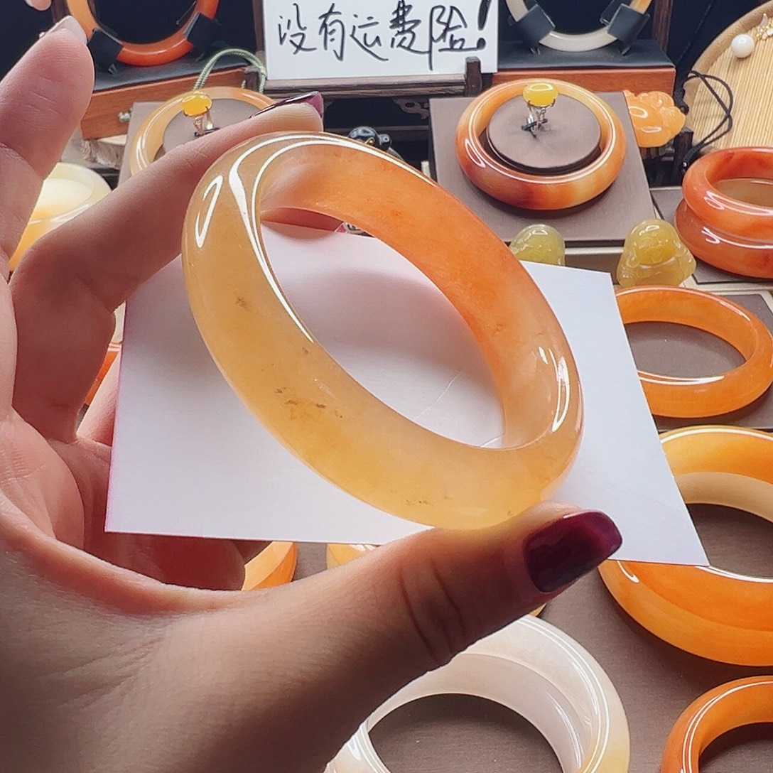 未镶嵌石英质玉（黄龙玉）手镯微瑕