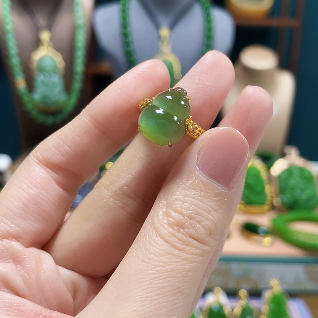 和田玉戒指18K金镶嵌